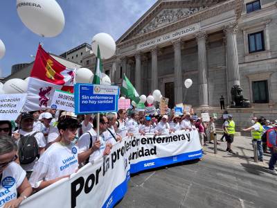 Más de 8.000 enfermeras/os se manifestaron en Madrid para exigir mejoras en el sistema sanitario y en el ámbito de la Enfermería